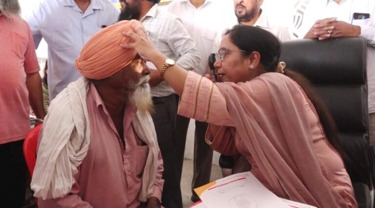 कैबिनेट मंत्री का ‘विज़न’: -डॉ. बलजीत कौर ने खुद की सैकड़ों मरीजों की आंखों की जांच, बांटी फ्री दवाइयां—-