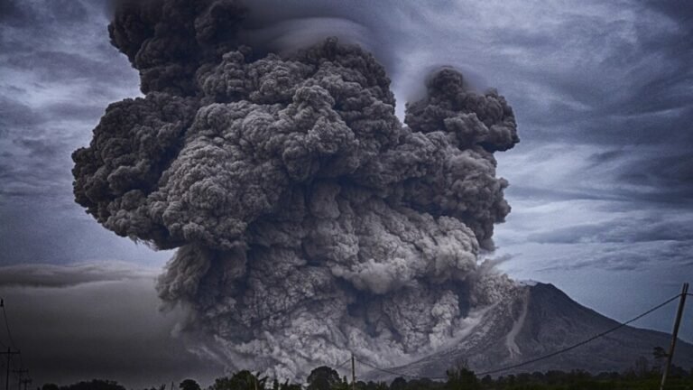 6a9d04e6a3a12-volcano-erupts-in-indonesia-06145735-16x9