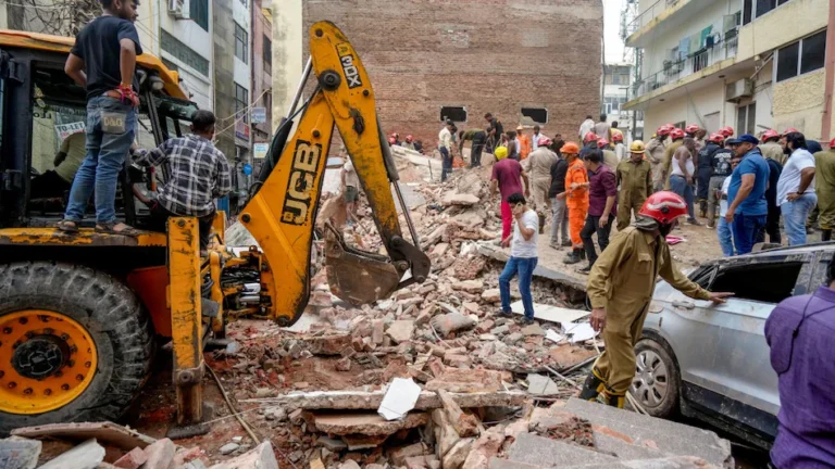 6a9fb419602be-satya-niketan-building-collapse--080658374-16x9