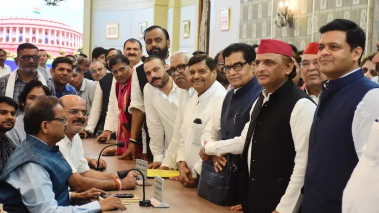 6ac4d2e56ab03-akhilesh-yadav-ram-gopal-yadav-dhanraj-nathwani-065220843-16x9