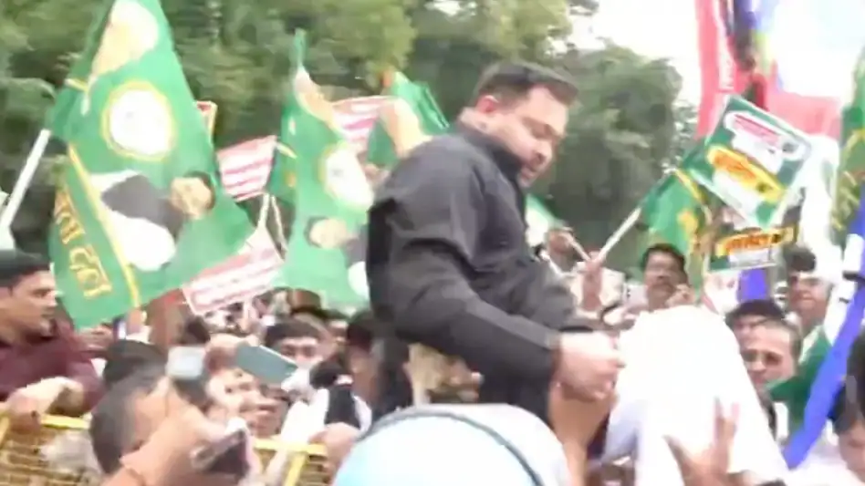 6ac7320f5871f-tejashwi-yadav-patna-protest-080254322-16x9