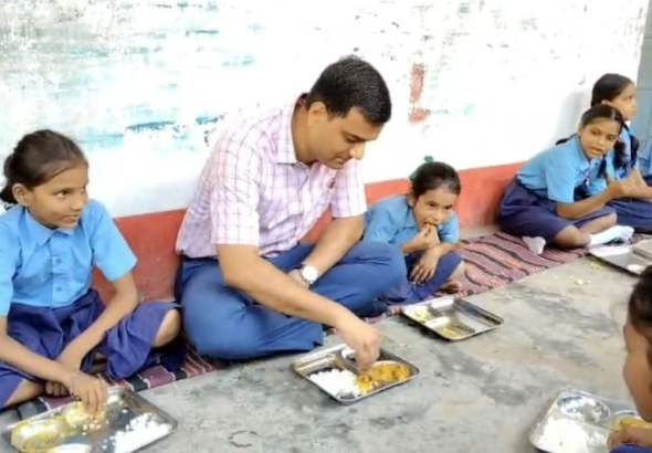 6ac9a69645d6d-katihar-dm-sits-with-students-teaches-promotes-self-reliance-midday-meal-washing-own-plate-104436878-16x9 (1)