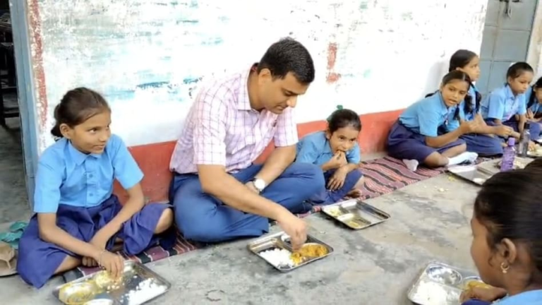 6ac9a69645d6d-katihar-dm-sits-with-students-teaches-promotes-self-reliance-midday-meal-washing-own-plate-104436878-16x9 (1)
