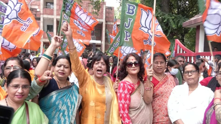 6ac9dfae3f084-lucknow-bjp-mahila-morcha-protest-congress-office-104813104-16x9 (1)