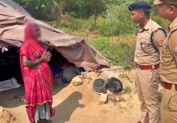 6ad06d48ab551-agra-police-help-an-elderly-woman-photo--screengrab-150559384-16x9 (2)