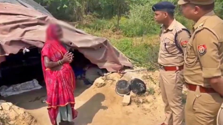 6ad06d48ab551-agra-police-help-an-elderly-woman-photo--screengrab-150559384-16x9 (2)