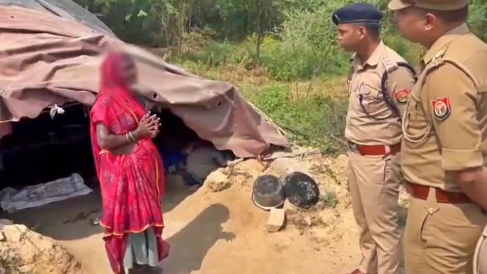 6ad06d48ab551-agra-police-help-an-elderly-woman-photo--screengrab-150559384-16x9 (2)