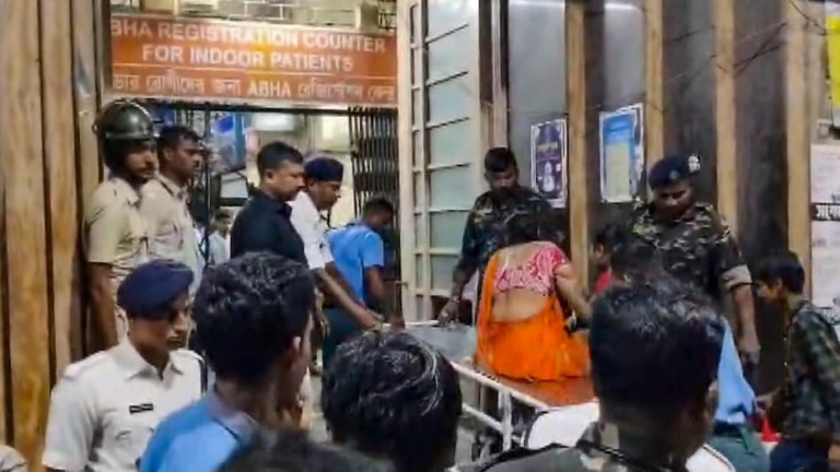 6ad472284e38e-kolkata-durga-puja-stampede-181550821-16x9