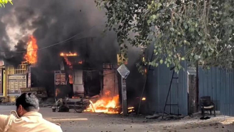 6adc85b4a84e4-massive-fire-at-shops-in-noida-24172481-16x9 (2)