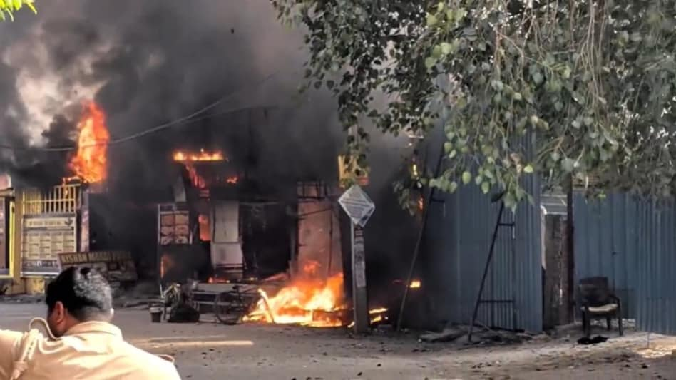 6adc85b4a84e4-massive-fire-at-shops-in-noida-24172481-16x9 (2)