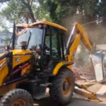 6add947bc52be-bulldozer-razes-lawyers-chambers-in-lucknow-253242654-16x9 (1)