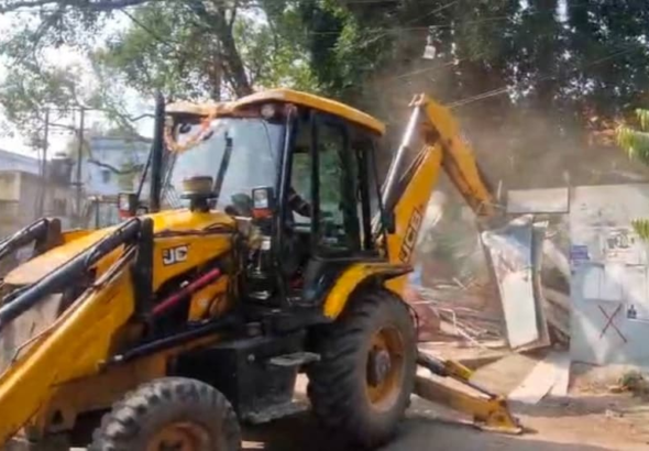 6add947bc52be-bulldozer-razes-lawyers-chambers-in-lucknow-253242654-16x9 (1)