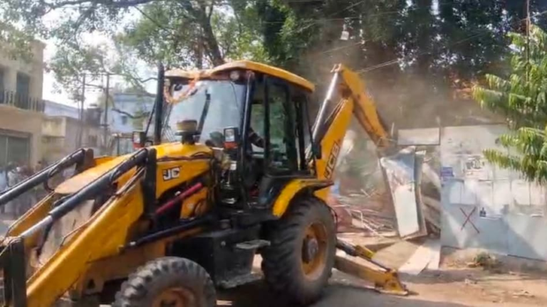 6add947bc52be-bulldozer-razes-lawyers-chambers-in-lucknow-253242654-16x9 (1)