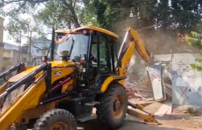 6add947bc52be-bulldozer-razes-lawyers-chambers-in-lucknow-253242654-16x9 (1)